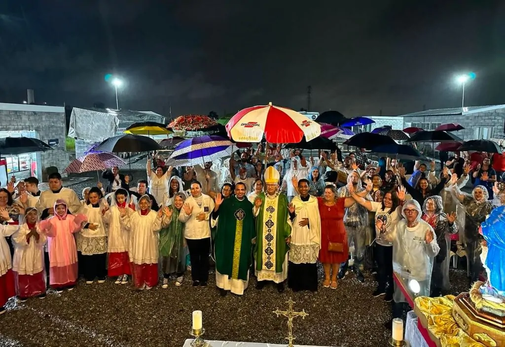 Arcebispo dom Altieri celebra missa em igreja que foi destruída em Mogi | Reprodução/Redes Sociais.