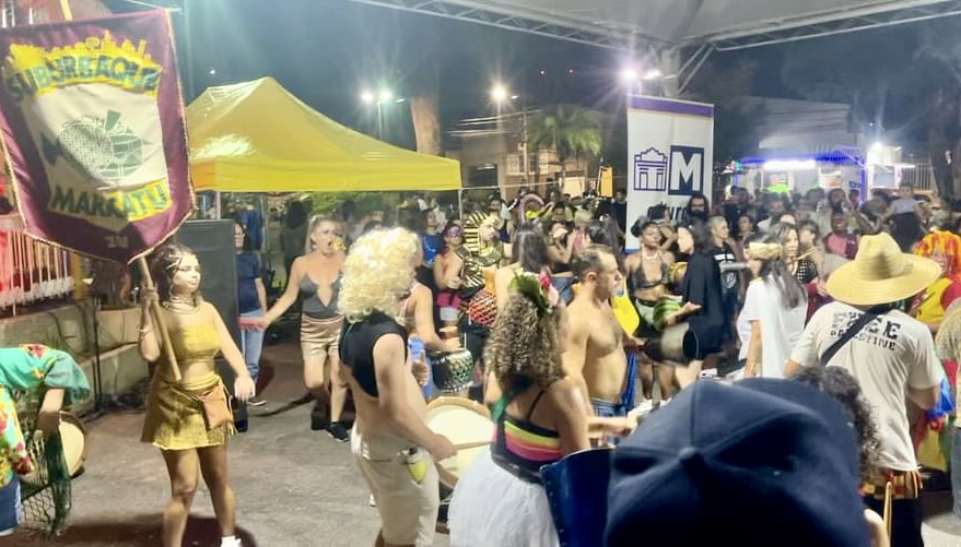 Suburbaque Maracatu enche as ruas de Mogi na primeira noite de Carnaval