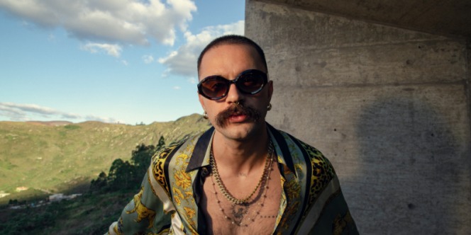 Com nova música lançada, cantor Rodrigo Alarcon se apresenta no Sesc Mogi nesta quinta-feira (29)