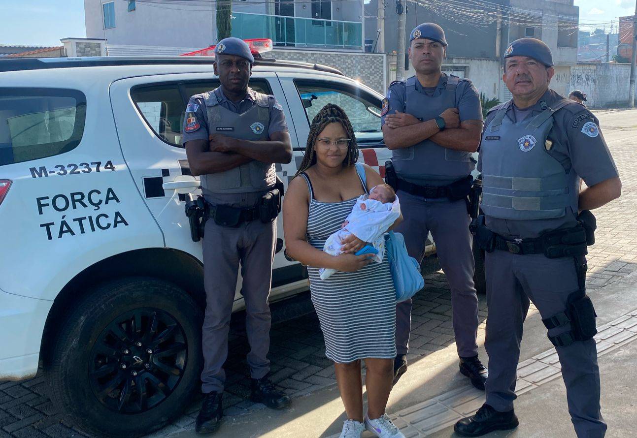 Policiais salvam a vida de um bebê engasgado em Ferraz