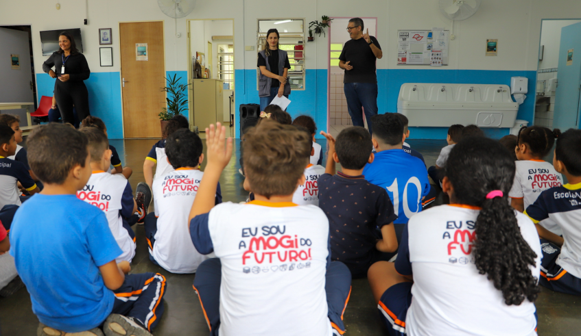 Técnicos do Núcleo de Prevenção e Controle de Arboviroses conversaram com os estudantes sobre o mosquito Aedes Aegypti, como evitar os criadouros e os sintomas da doença.
(Divulgação/PMMC)