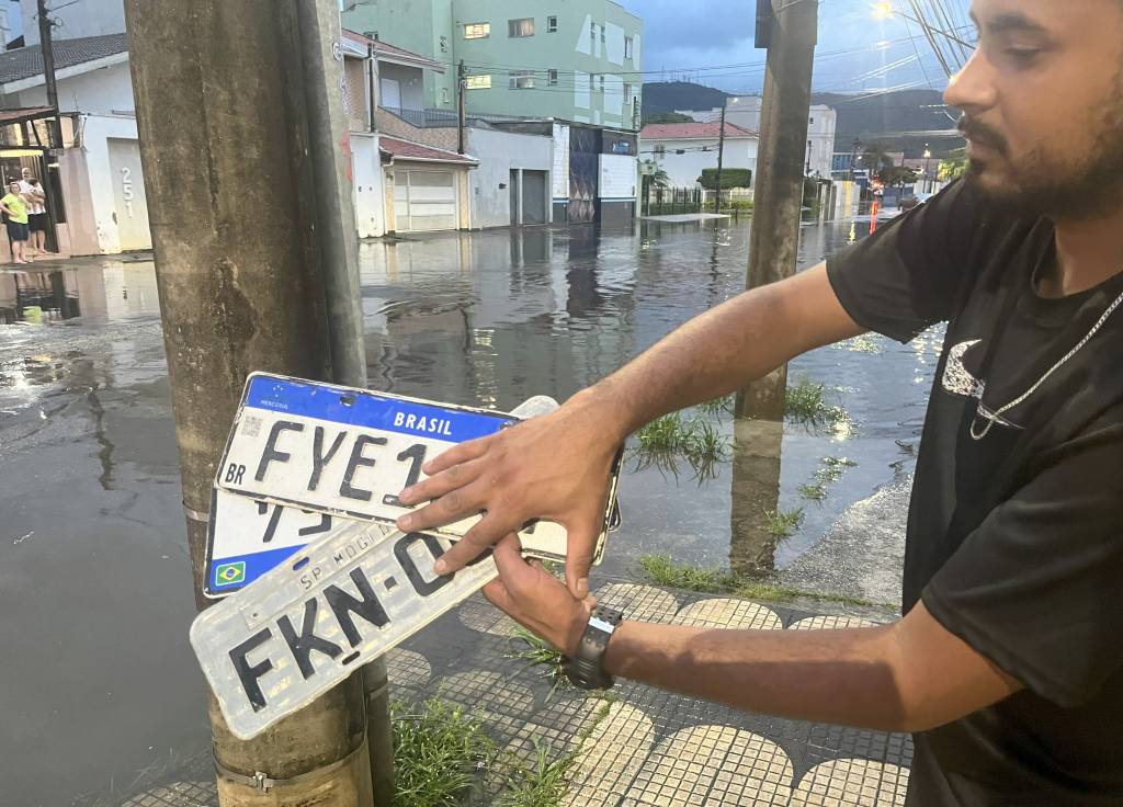 Jonatas mostra as placas | Josué Suzuki