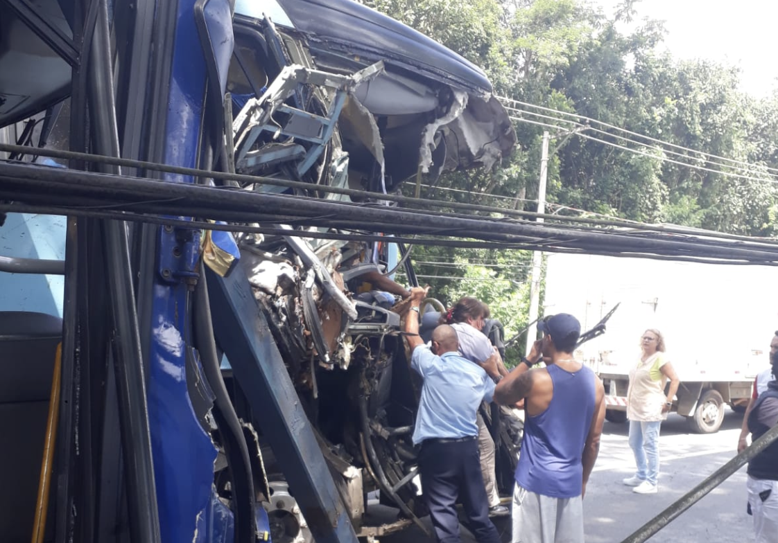 Acidente entre dois ônibus deixa ao menos oito pessoas feridas; cinco são estudantes