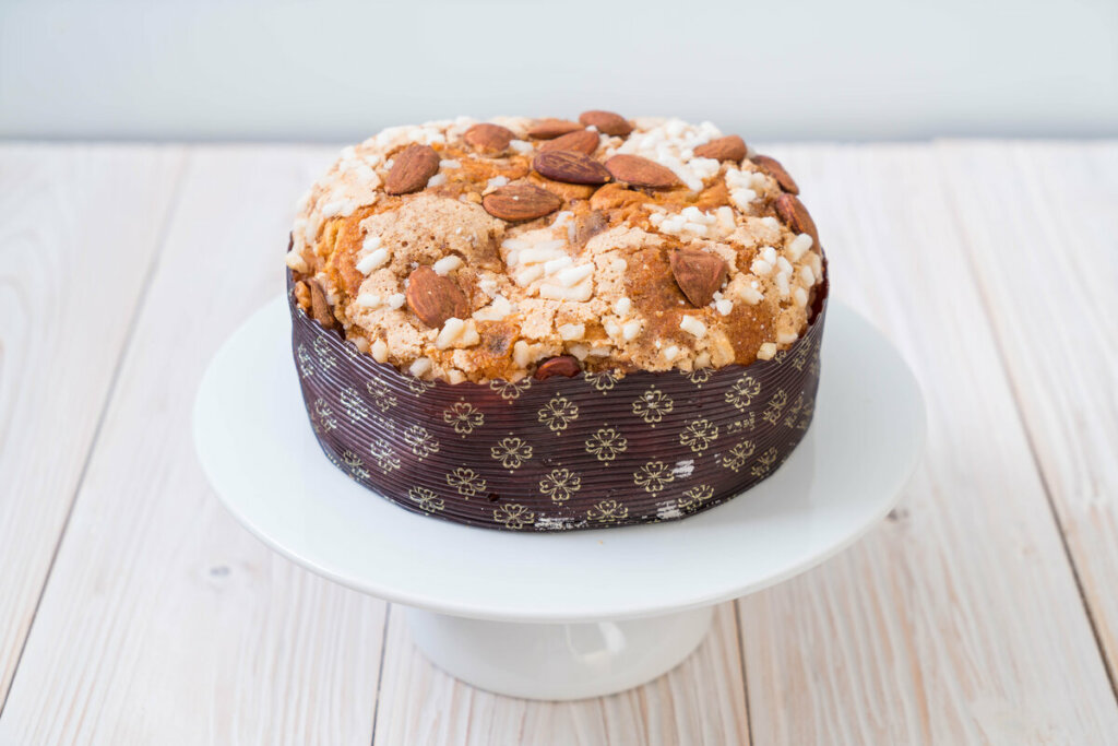 Colomba Pascal com amêndoas e açúcar perolado