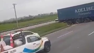 Acidente com carreta em Itaquá deixa motorista ferido; confira o vídeo