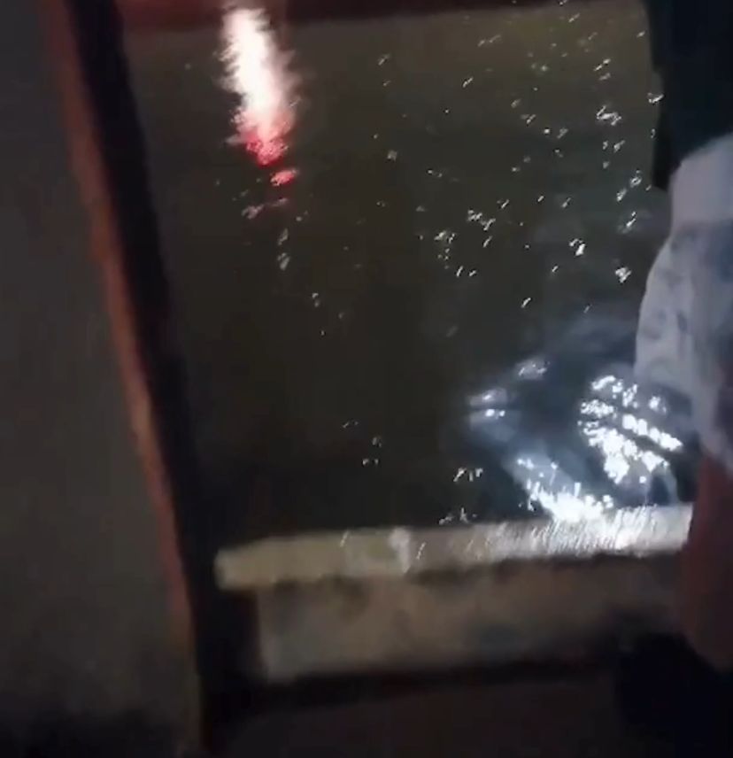 Com casa tomada pela água, moradora grava vídeo e alerta problema em Jundiapeba