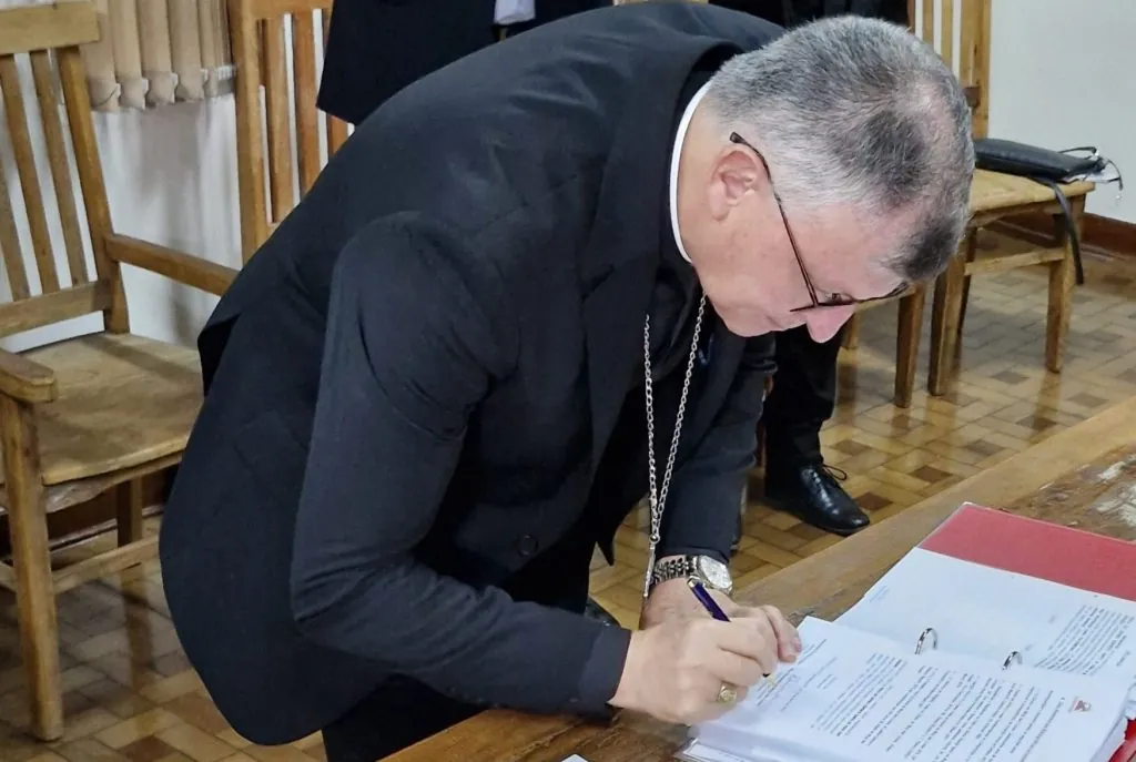 Momento em que o bispo diocesano Dom Pedro Luiz Stringhini assina o requerimento para reconhecer a Festa do Divino como patrimônio imaterial do Brasil | Fabio Pereira - O Diário