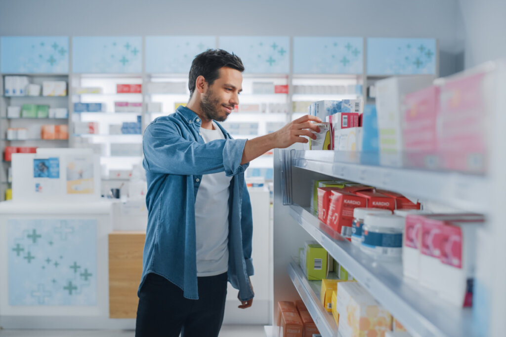 Homem comprando remédios na farmácia