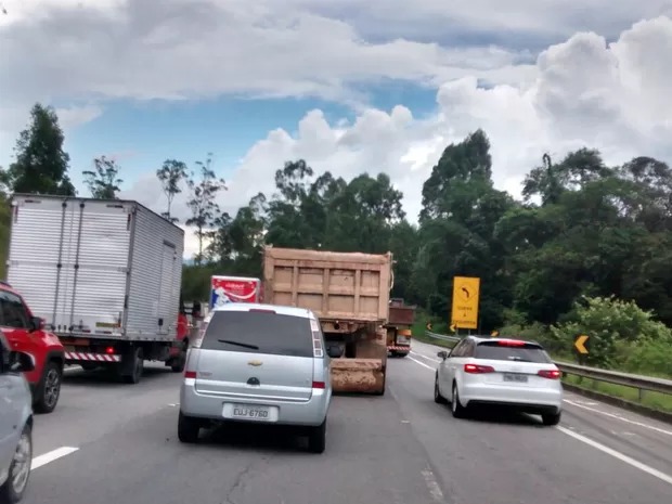 Acidente na Mogi-Dutra interdita via por mais de uma hora