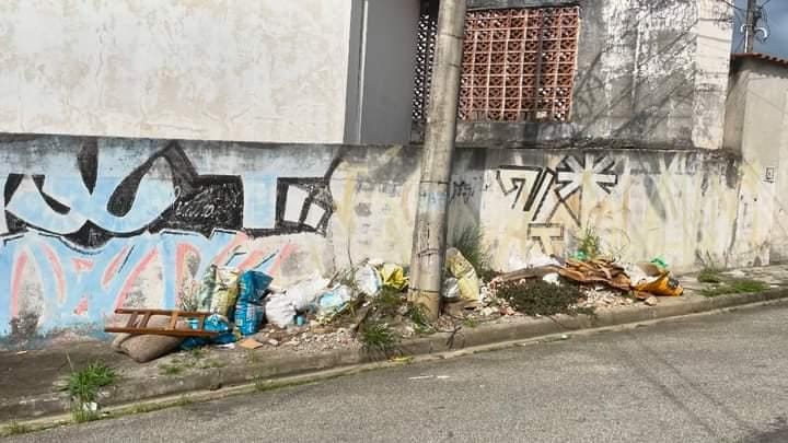 Moradora da Vila Ipiranga, em Mogi, reclama de descarte irregular e lixo a céu aberto