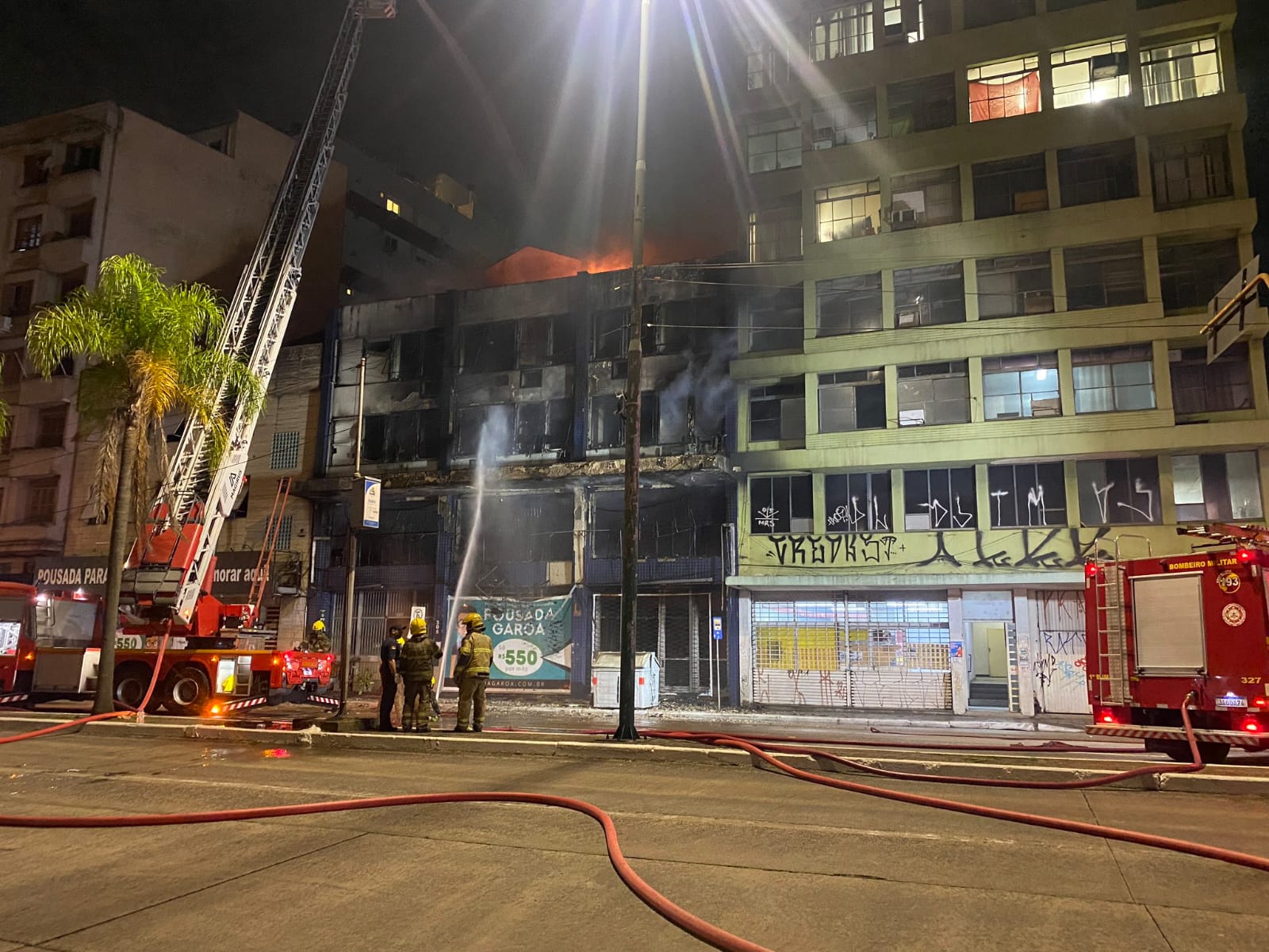 Incêndio atinge pousada e mata ao menos 10 pessoas, em Porto Alegre; veja imagens