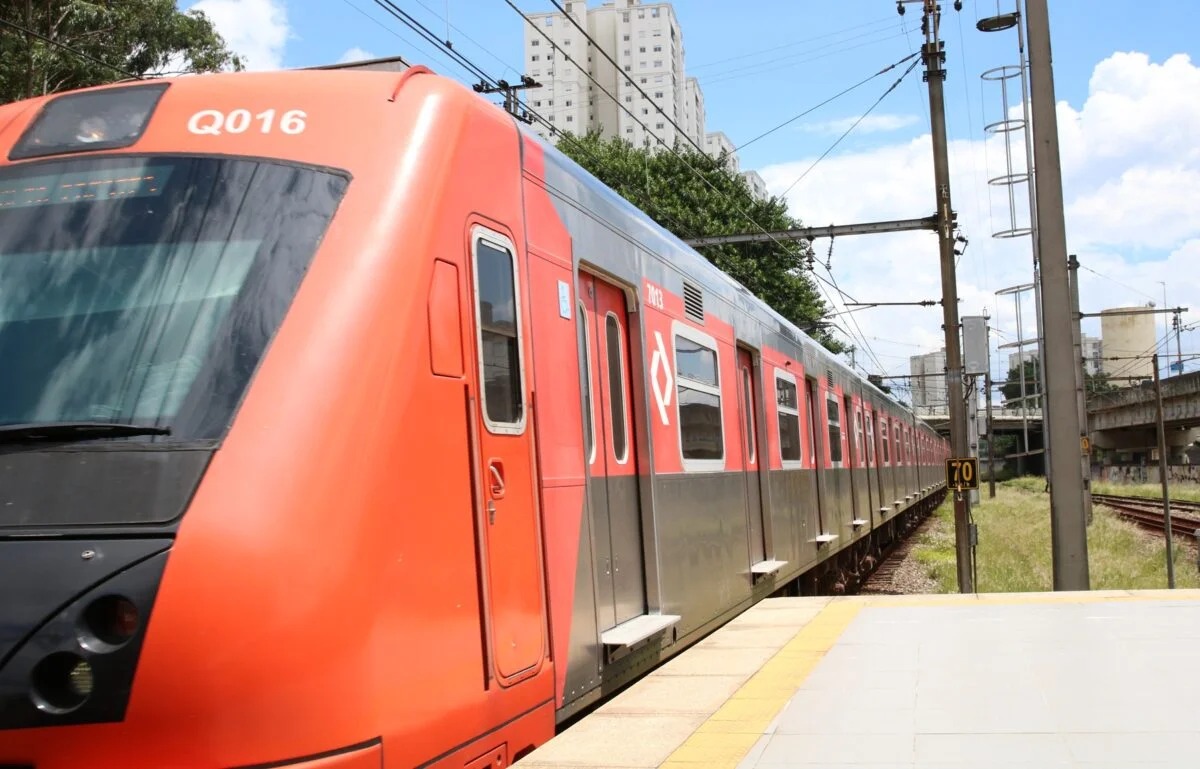 Trens da Linha 11-Coral circulam com velocidade reduzida por problemas de energia
