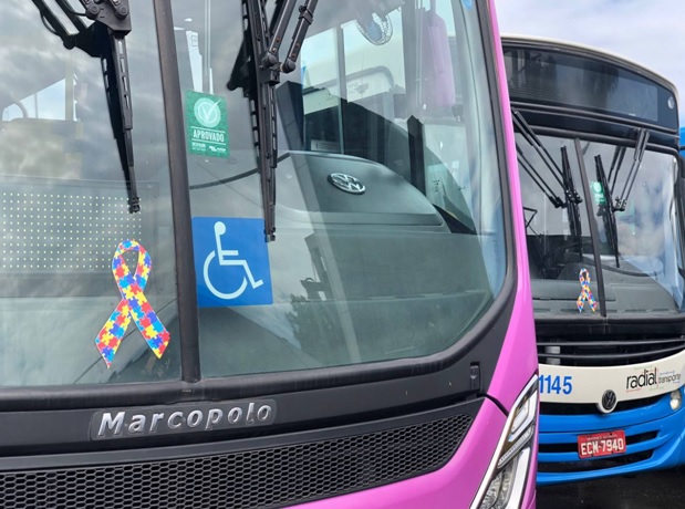 Radial Transporte demonstra apoio ao autismo com o fita da conscientização em seus ônibus