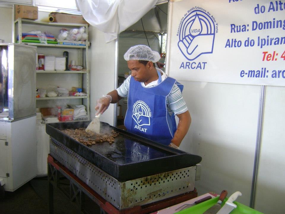 Churrasco grego faz parte do cardápio do Divino e ajuda pessoas com doença renal