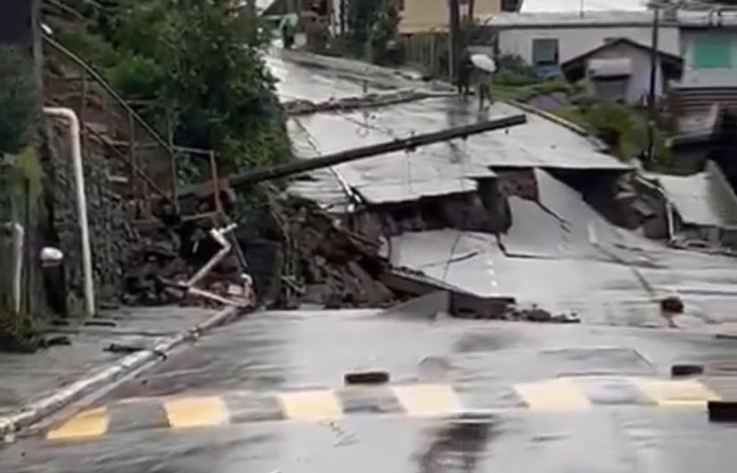 Rua de Gramado cede após temporal; mais de 900 pessoas estão desalojadas na cidade