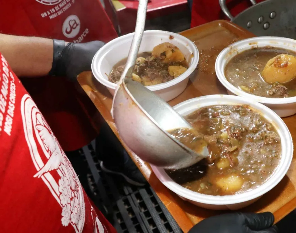 Produção do prato 'Afogadão do Povo' utilizará cerca de 1,2 mil quilos de carne; iniciativa é tradicional na Festa do Divino | José Carlos Cipullo