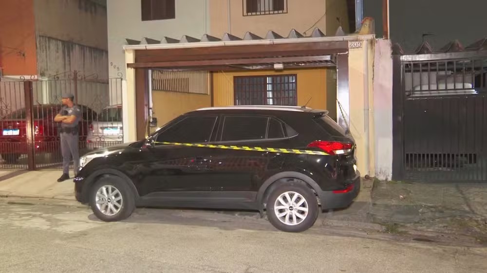 Adolescente mata pais e irmã a tiros após ter celular confiscado