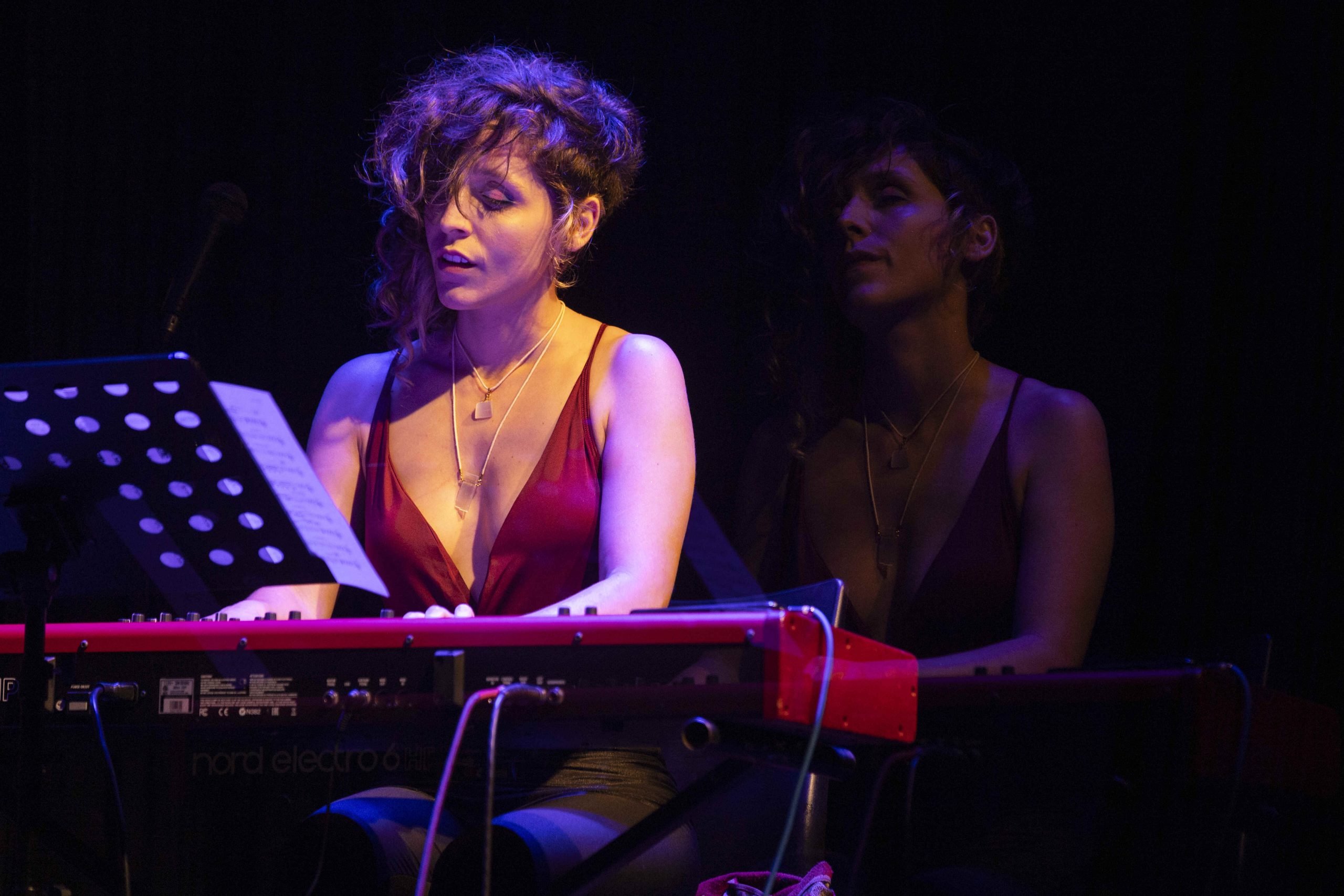 Pianista de Mogi lança novo single em apoio às lutas femininas