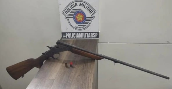 Denúncia da esposa leva à prisão de homem por violência doméstica e porte ilegal de arma