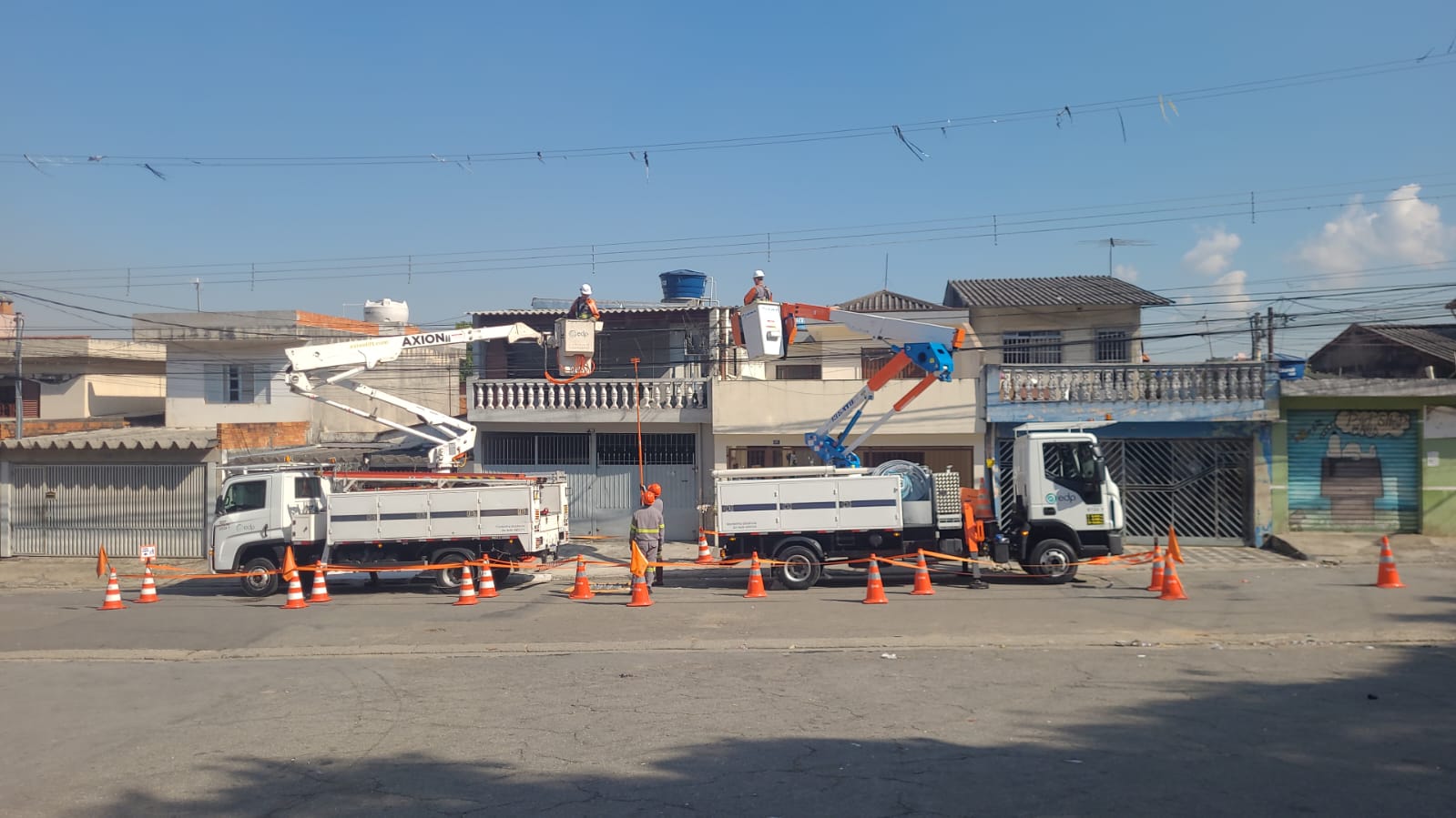 Acidentes com balões na rede elétrica afetam mais de 2,4 mil pessoas