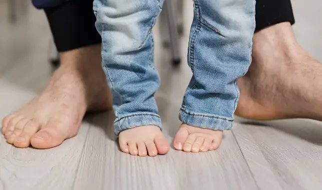Marcha em Rotação: conheça mais sobre condição em que criança anda com os pés para dentro