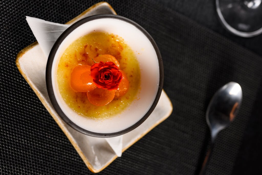 Creme brûlée de limão-siciliano servido em cumbuca de porcelana