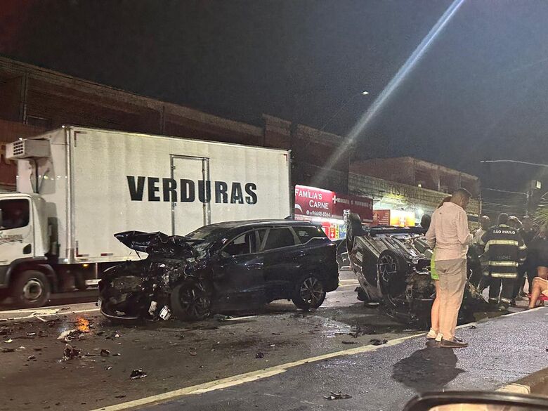 Motorista sem habilitação invade contramão e bate em outro carro em Suzano