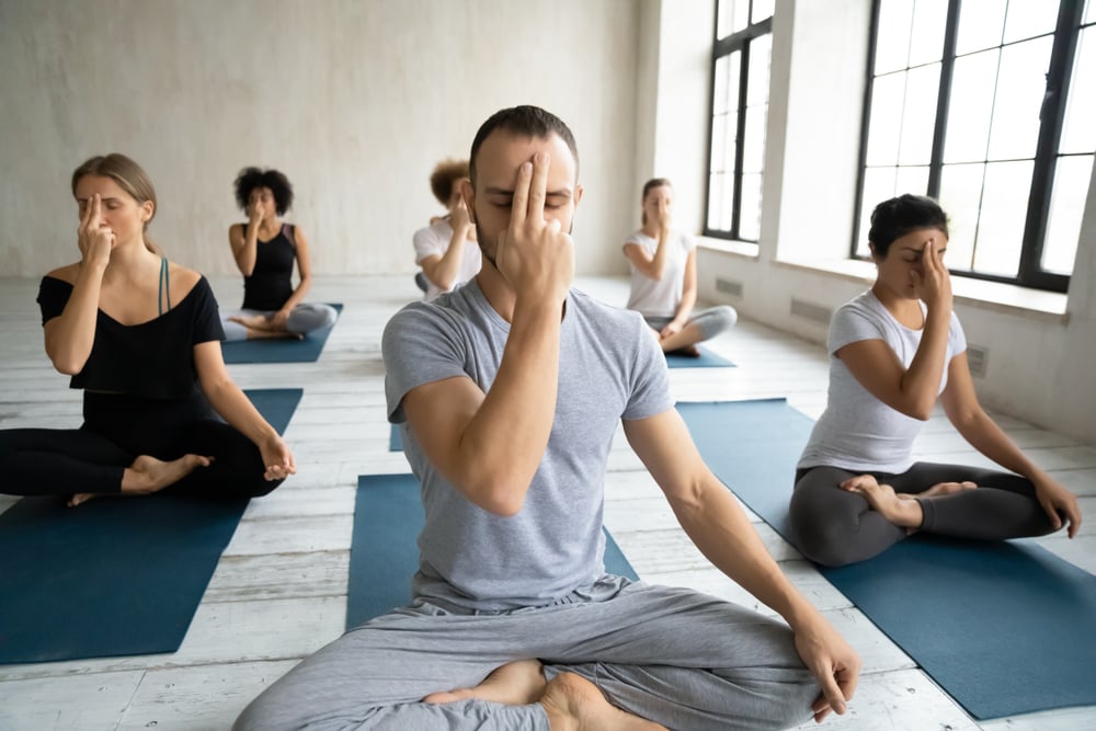 4 dicas de yoga para converter estresse em bem-estar