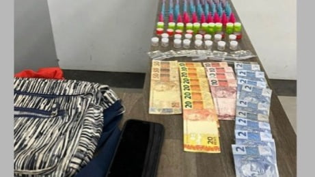 Homem é preso com drogas após tentar se esconder em carro de aplicativo, em Mogi