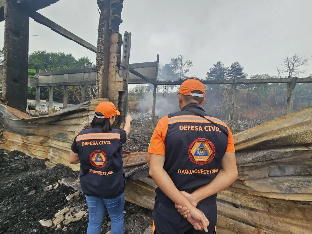 Defesa Civil no local medindo estragos causados pelo fogo | Divulgação/Prefeitura de Itaquaquecetuba.