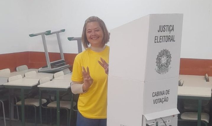 Candidata Sheila Mantovanni (PMN) marca presença nas urnas, no Jardim Camila
