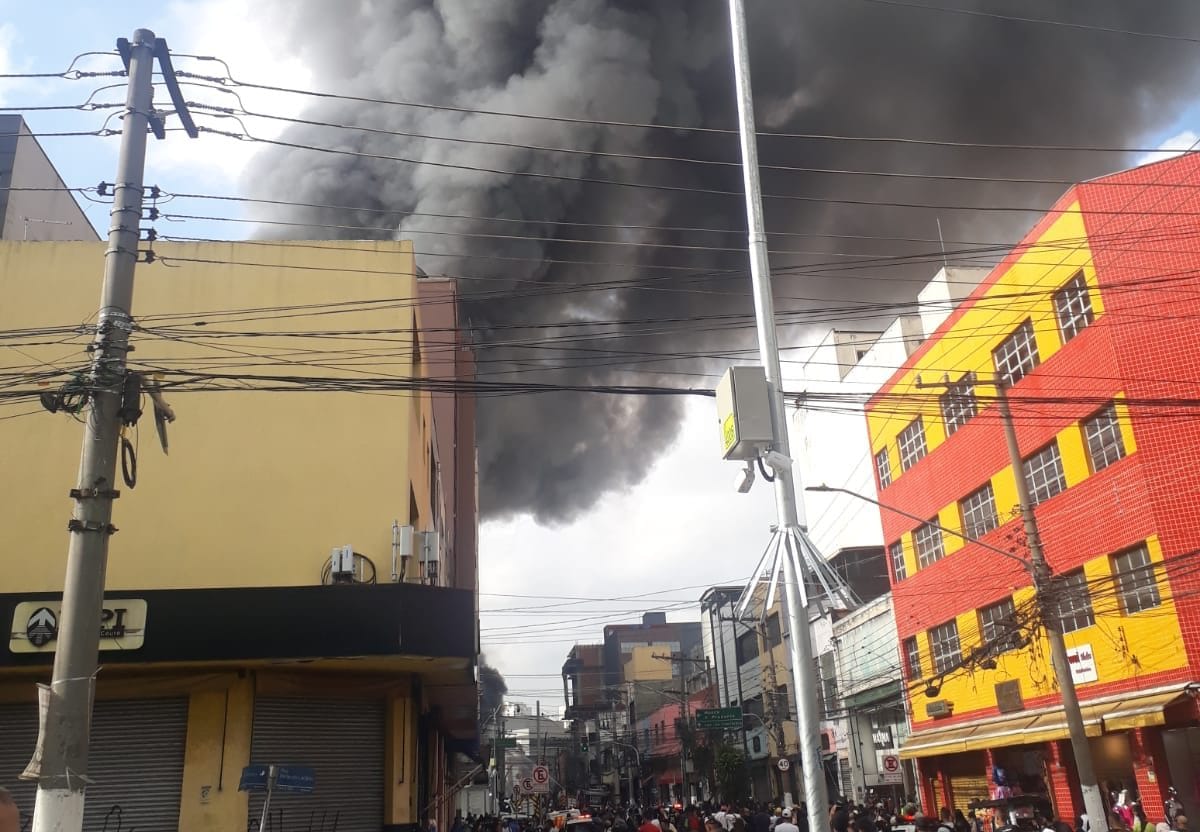 Vídeo! Incêndio atinge shopping famoso no Brás e mobiliza bombeiros em São Paulo