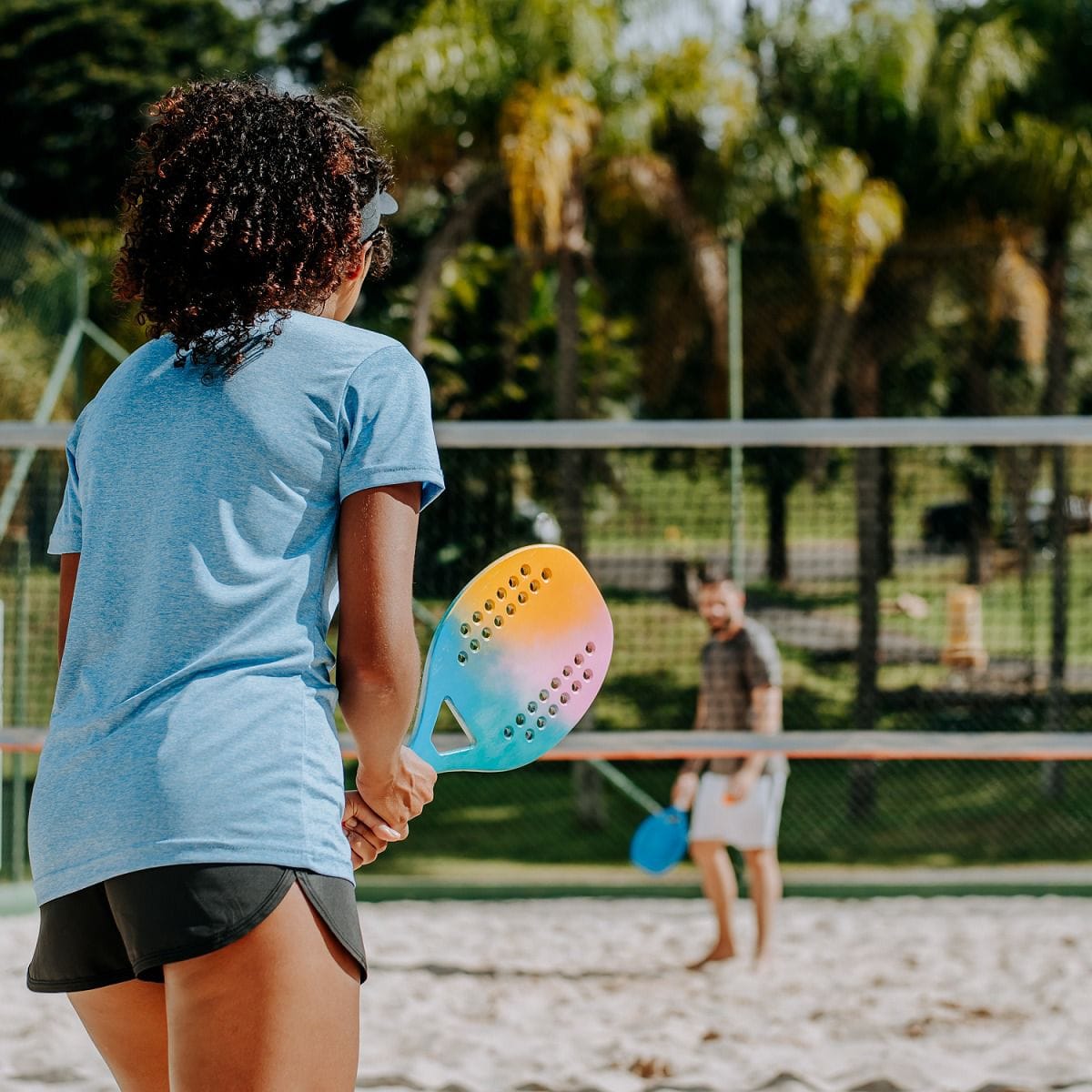 Beach tennis: saiba como prevenir lesões e aproveitar o esporte do verão