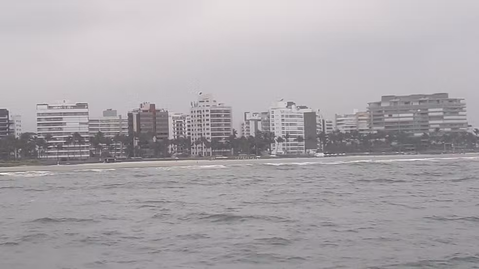 Polícia e bombeiros buscam por jovens de Mogi das Cruzes que desapareceram no mar, em Bertioga