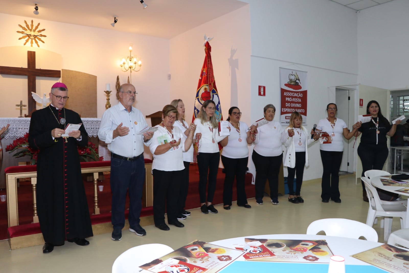 Coroa do Divino reúne os devotos para mais uma tarde de reza e confraternização neste sábado (9)