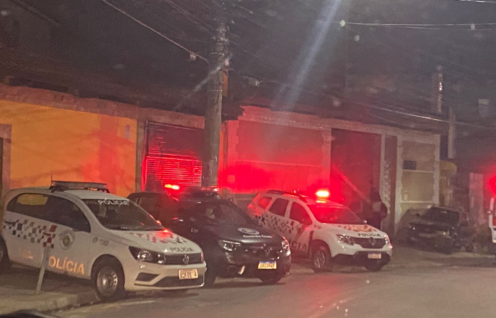 Homem entra em surto psicótico e mobiliza 4 equipes da polícia, em Ferraz