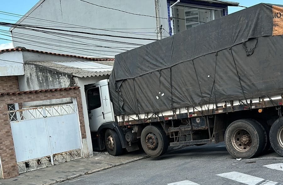 Vídeo; Caminhão invade casa em Mogi das Cruzes e cabine fica presa na garagem