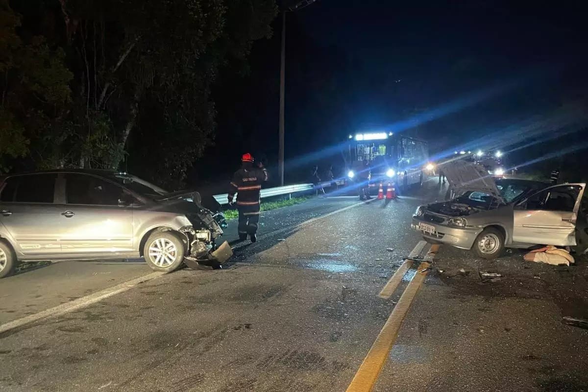 Criança de 6 anos e jovem de 19 morrem em acidente na Rio-Santos, em Bertioga