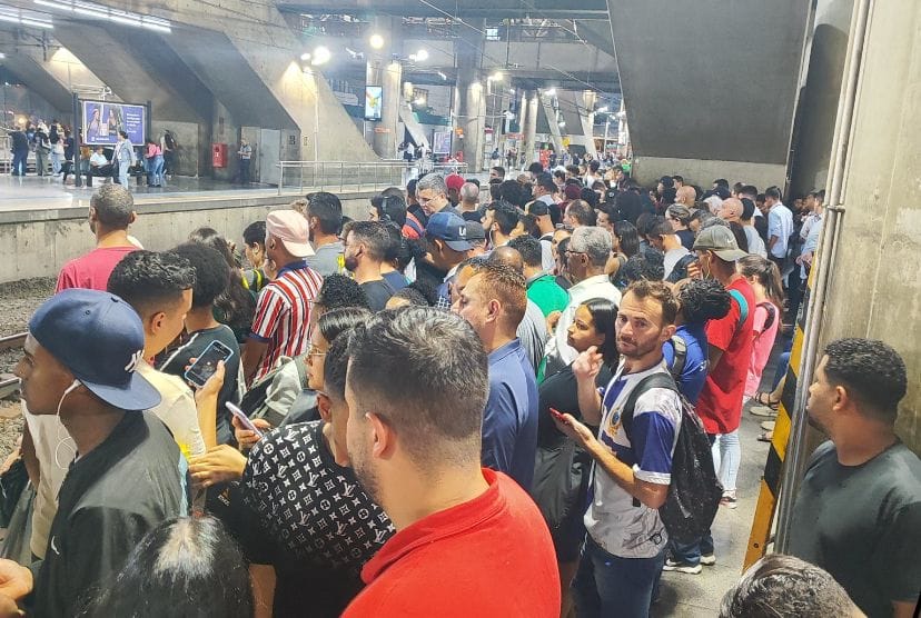 Lentidão e superlotação continuam na Linha 11-Coral após descarrilamento de trem de carga