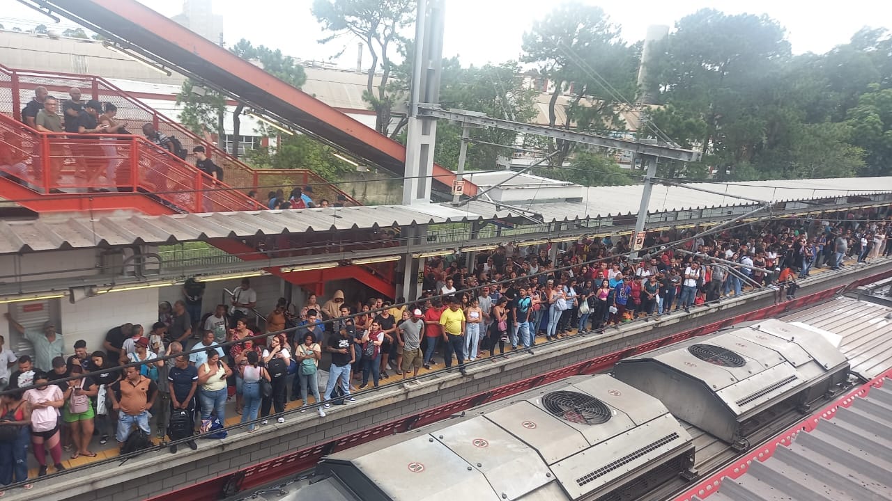 Linha 12-Safira da CPTM tem circulação de trens comprometida após falha de energia