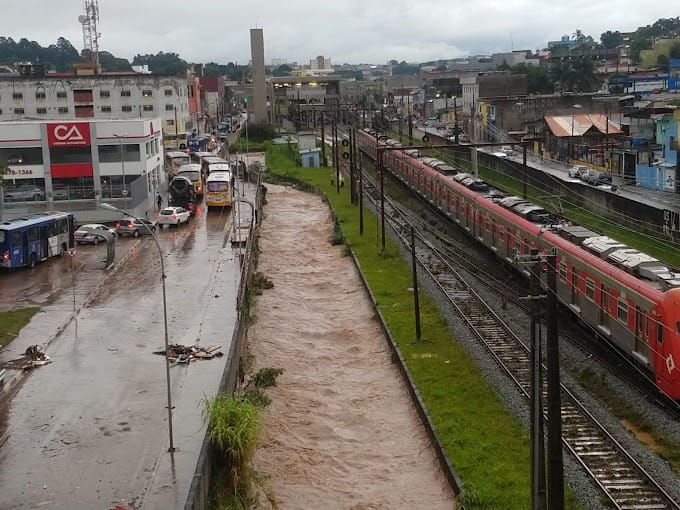 Novo temporal alaga estações da Linha 11-Coral da CPTM e interrompe circulação de trens