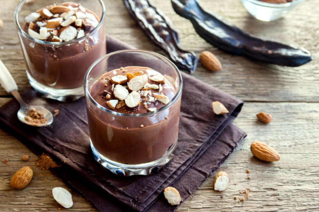 Taças de vidro com mousse de chocolate sem glúten