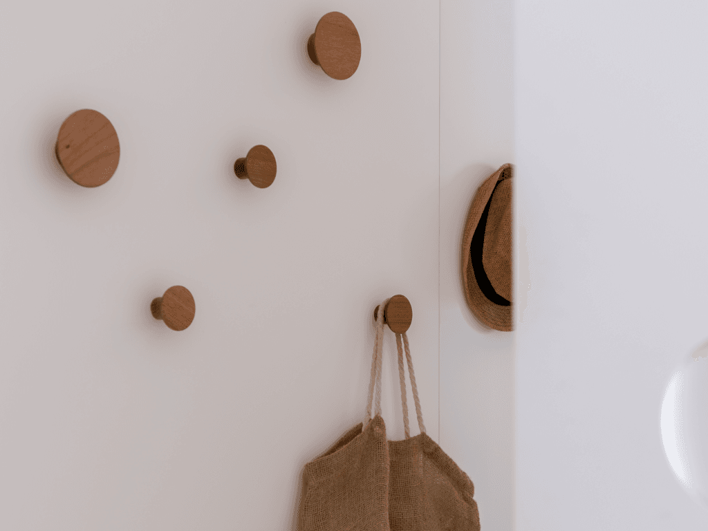 Puxadores e ganchos em madeira na parede 