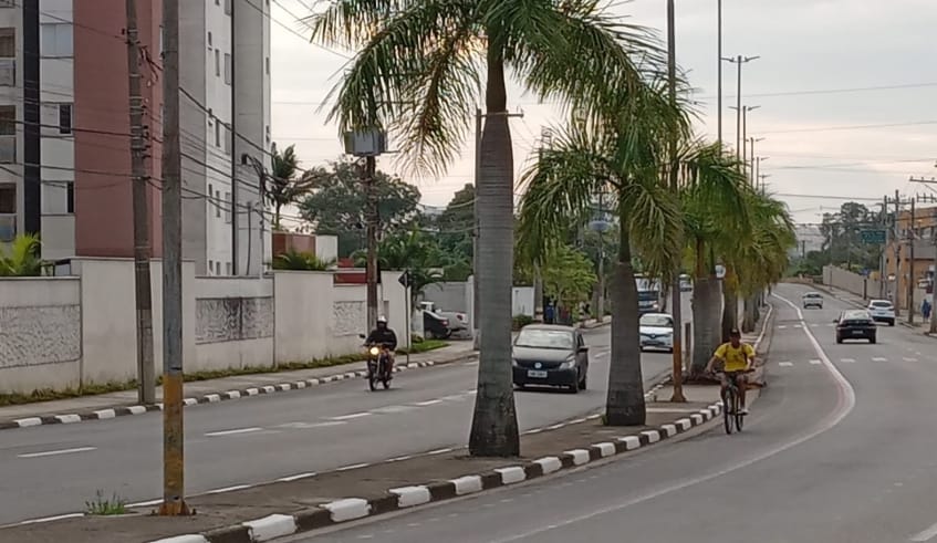 Troca de poste na João XXIII deixa moradores sem energia e causa trânsito na via