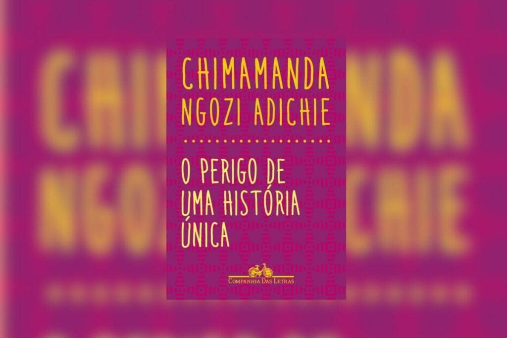 Capa do livro "O perigo de uma história única" em rosa e com desenhos geométricos