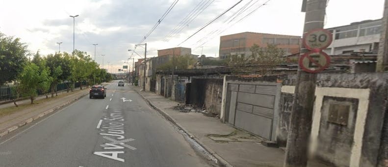 Motociclista de 20 anos colide contra poste e morre, em Mogi das Cruzes