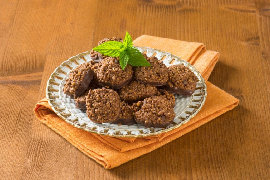 Prato branco com cookies de quinoa com chocolate
