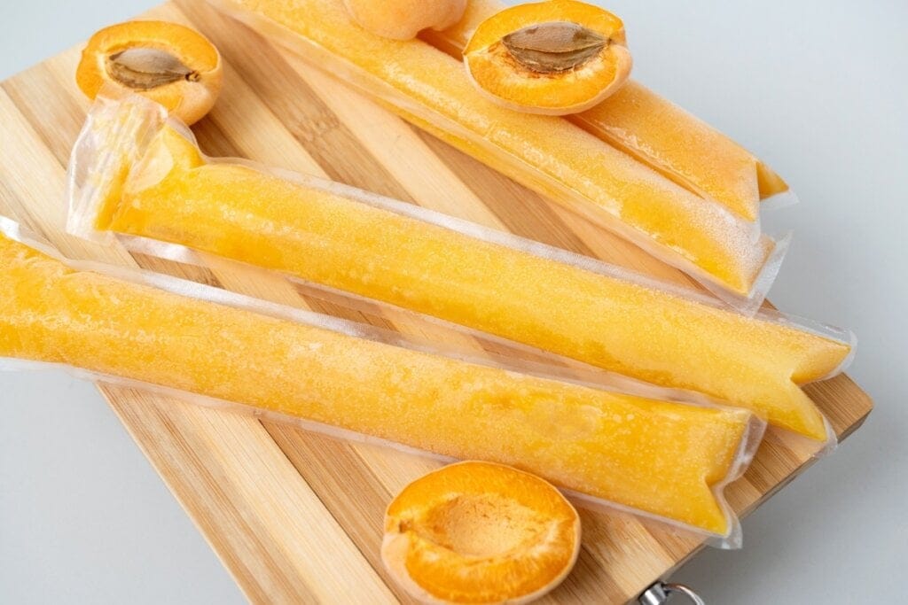 4 receitas de geladinho de frutas para os dias quentes