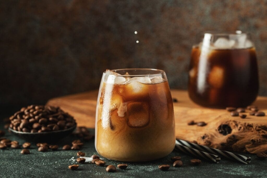 Copo de vidro com shake de café e cacau com pedras de gelo