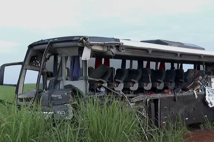 Acidente entre ônibus e carreta mata 12 universitários no interior de SP